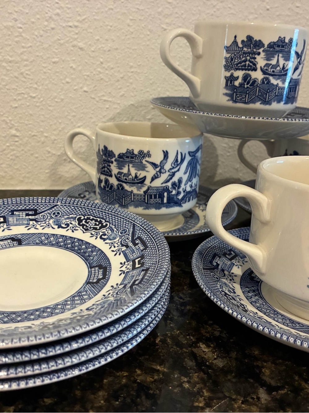 Churchill 4 blue/White Porcelain Tea Cups/saucers Classic Willow Style England